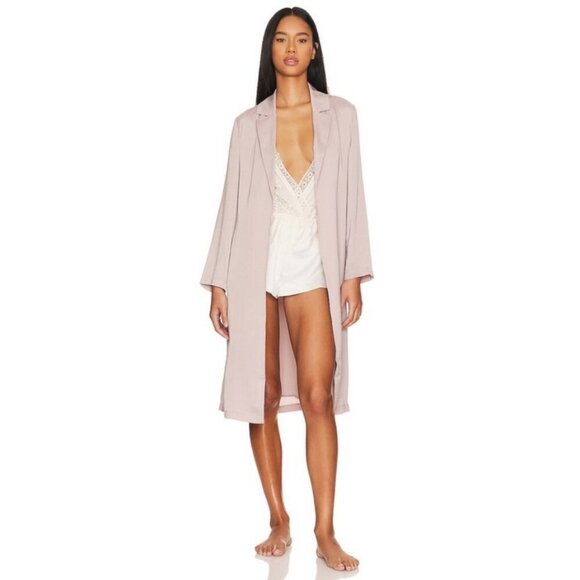 💕BAREFOOT DREAMS💕 Washed Satin Notch Collar Robe ~ Feather Medium M NWT - Picture 1 of 11